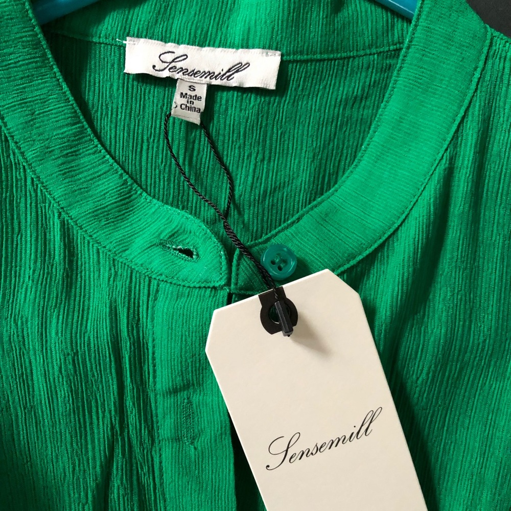 NWT // Kelly Green Ruffle Flutter button Up Blouse - Picture 6 of 7